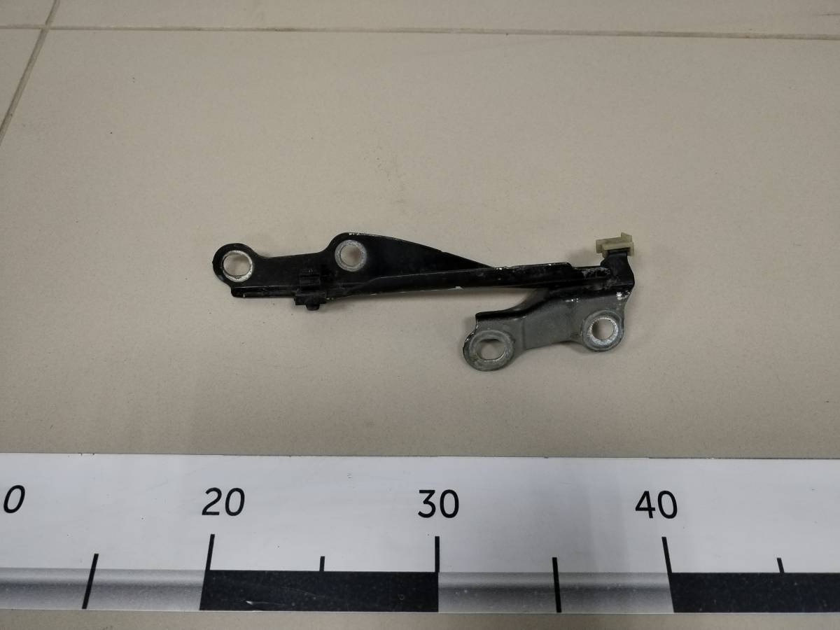 Петля капота правая Toyota Vitz (P10) 1999-2005