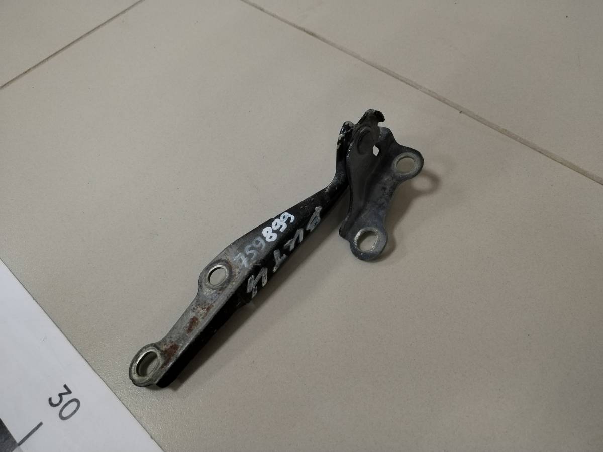 Петля капота левая Toyota Vitz (P10) 1999-2005