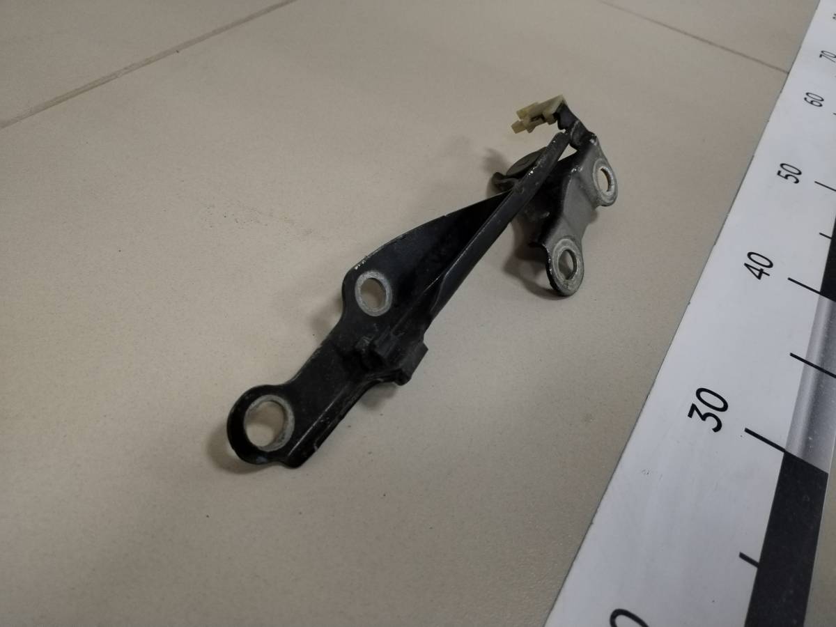 Петля капота правая Toyota Vitz (P10) 1999-2005