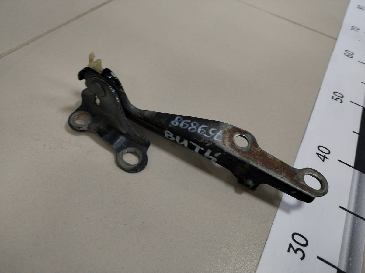 Петля капота правая Toyota Vitz (P10) 1999-2005
